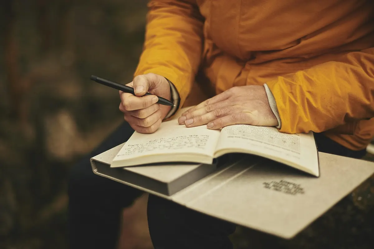 Traditional Publishing vs Self-Publishing in the UK: A Beginner's Comparison